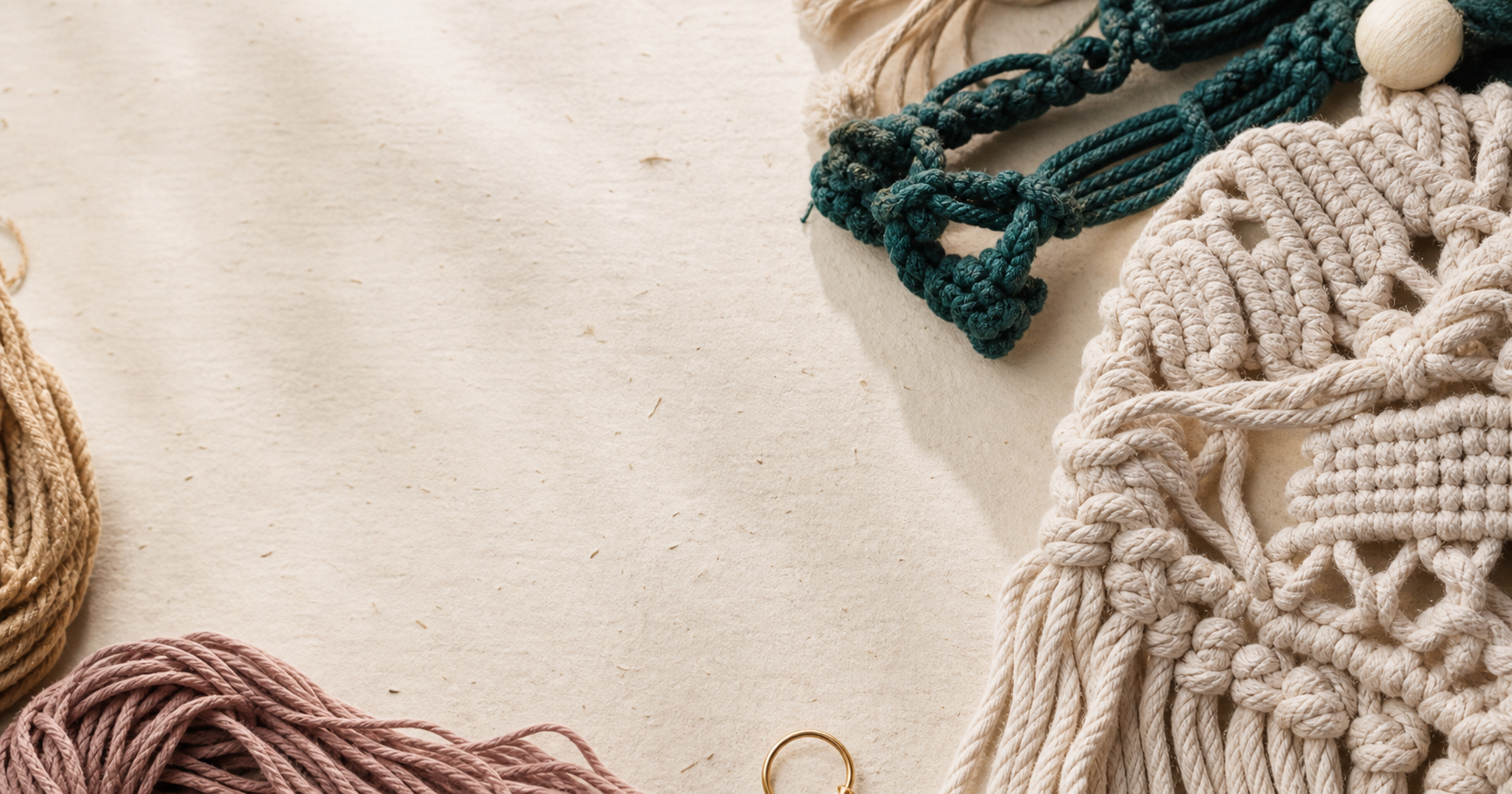 Cordini di cotone e dettagli in macramè annodati a mano nei colori naturali